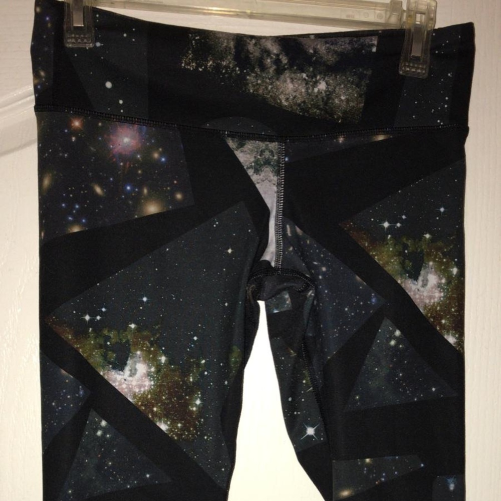 Alo Airbrushed Performance Capris - image 4